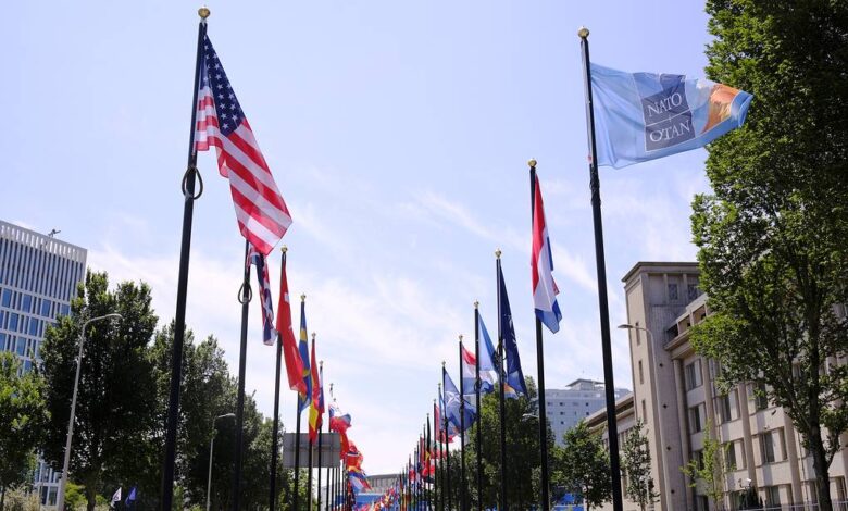 Photo of Press review: Russia sticks on NATO security guarantees and EU-Ukraine union edges closer